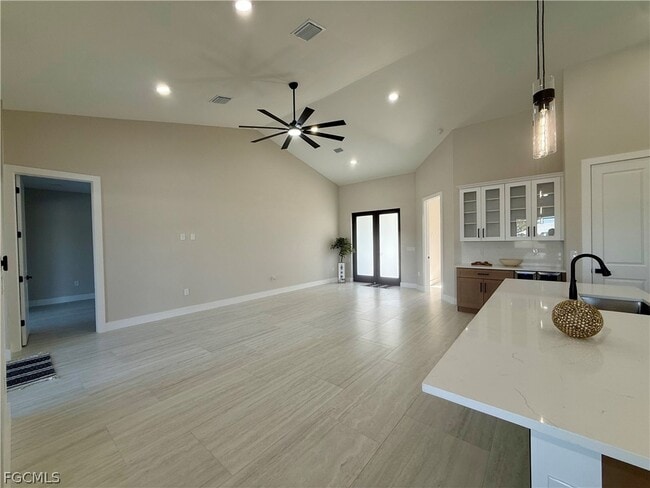 Building Photo - 106 NE 8th Pl