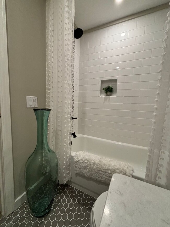 Building Photo - Beautiful One Bedroom Condo - HEAT INCLUDED!!