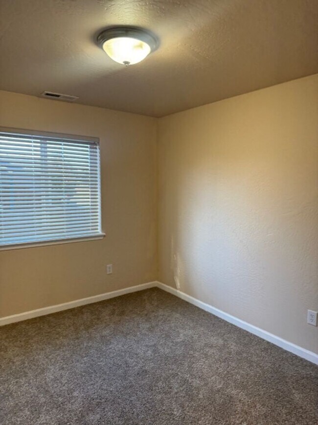 Building Photo - SINGLE LEVEL HOME IN CP/ ON QUIET CULDESAC