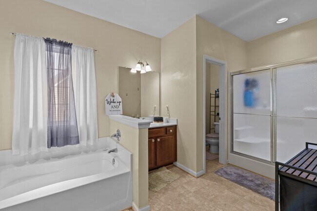 Building Photo - 2114 Redgate Dr