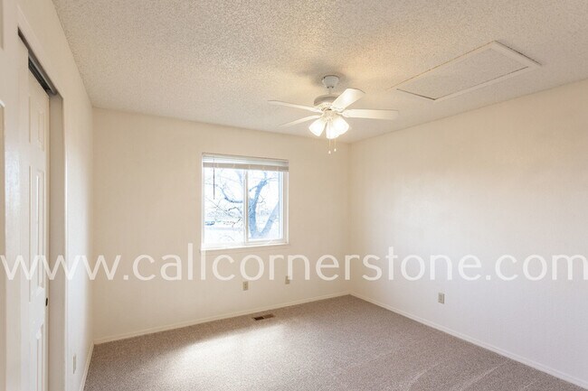 Building Photo - 940 Royal Crown Ln