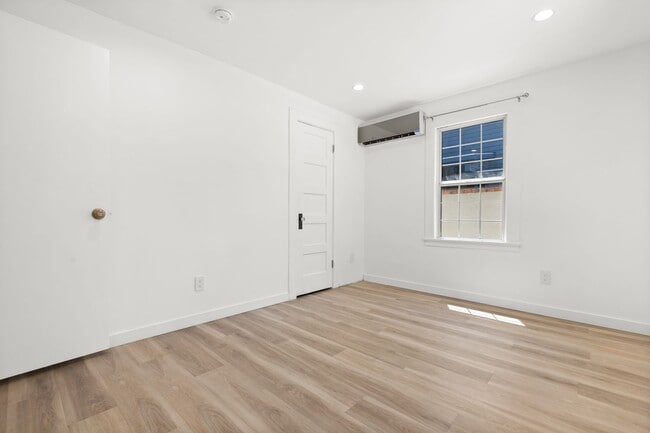 Building Photo - 3 Bedroom, 2 Bathroom apartment in a prime...