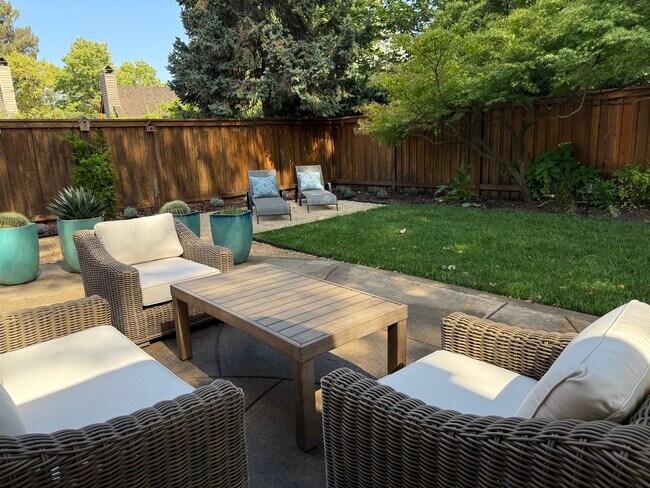 Building Photo - 6484 Heather St