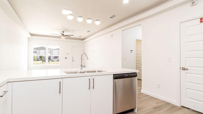 Building Photo - 15 E Yuma Ave