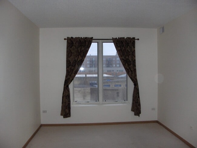 Building Photo - 515 Main St