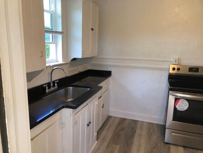 Building Photo - 418 Goodall Ave