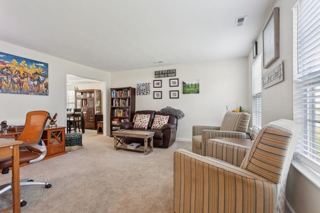 Building Photo - Spacious 4 BDRM 2.5 BA