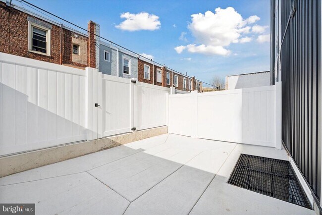 Building Photo - 1221 E Fletcher St