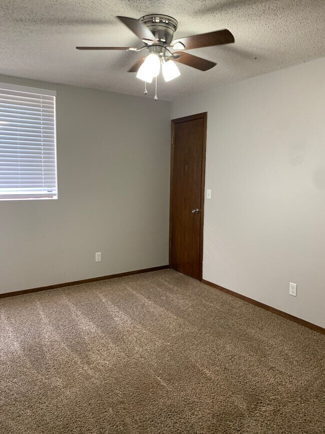 Building Photo - 8924-8926 E Bluestem