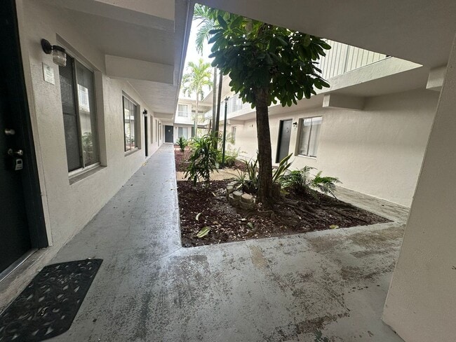 Building Photo - 1830 Maravilla Ave