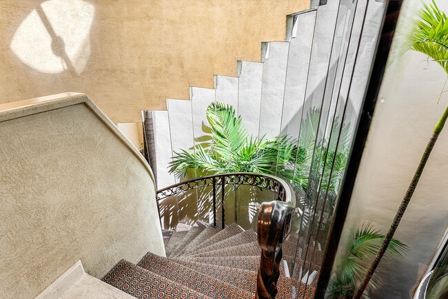 Building Photo - 13 Sloans Curve Dr