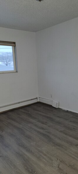 Building Photo - 215 River View Dr
