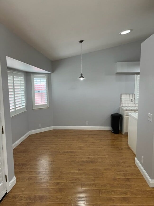 Building Photo - Nice home close to shopping and gas stations