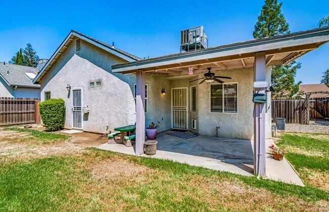 Building Photo - 352 W Kelly Ave