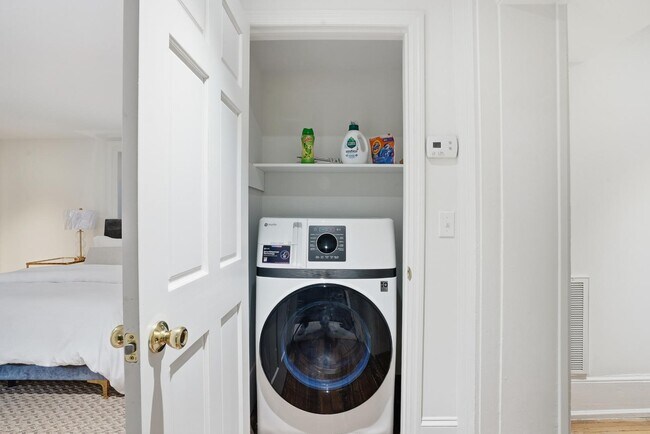 Building Photo - 705 Barnard St