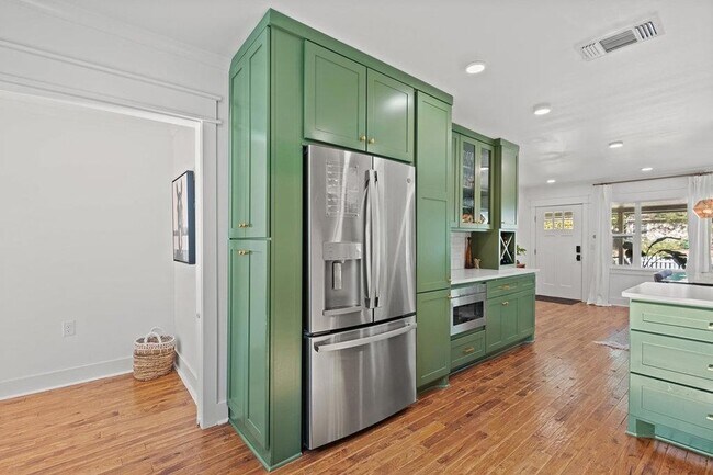 Building Photo - 4905 Duval St