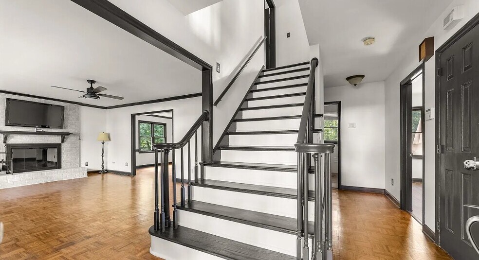 Building Photo - 552 Blue Rock Dr