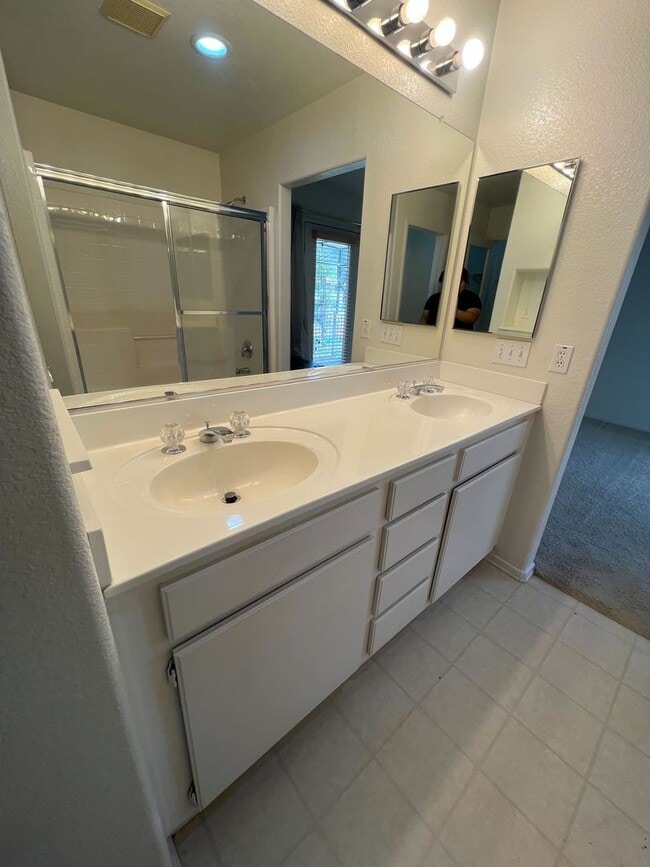 Building Photo - Spacious 6-Bedroom Home with Loft in Prime...