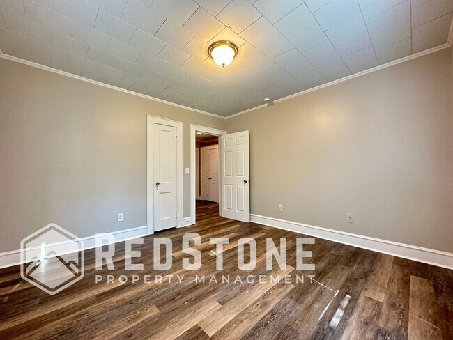 Building Photo - 817 Oakley St