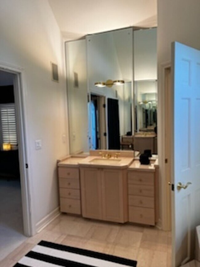 Building Photo - Stunning Custom Built Home with ALL Utilit...