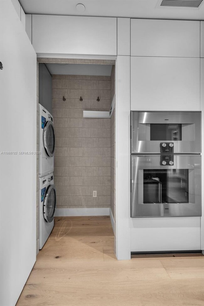 Building Photo - 300 Biscayne Blvd Way