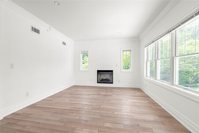 Building Photo - 22 Sagamore Hill Dr