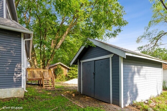 Building Photo - Three Bedroom House, totally renovated