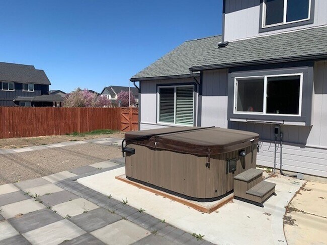 Building Photo - 3 Bed/2.5 Bath NE Bend Single Family Home with Hot Tub