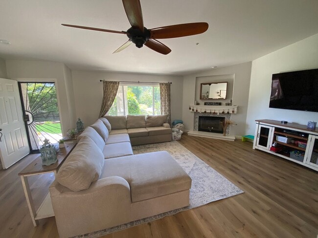 Building Photo - Beautiful 5 Bed, 2 Bath with Large Yard in Mount Helix!!
