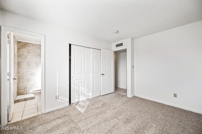 Building Photo - 2208 N 47th Ln