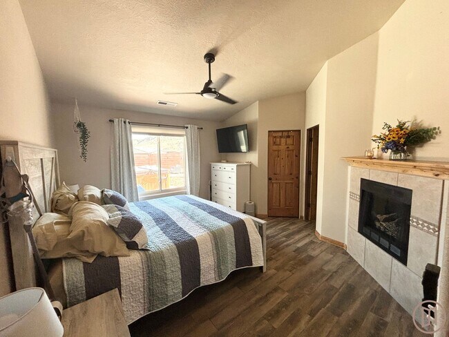 Building Photo - Beautiful home in La Verkin with all the v...
