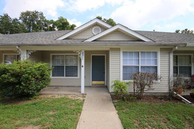 Building Photo - Northeast Pensacola 3/2 attached home for ...