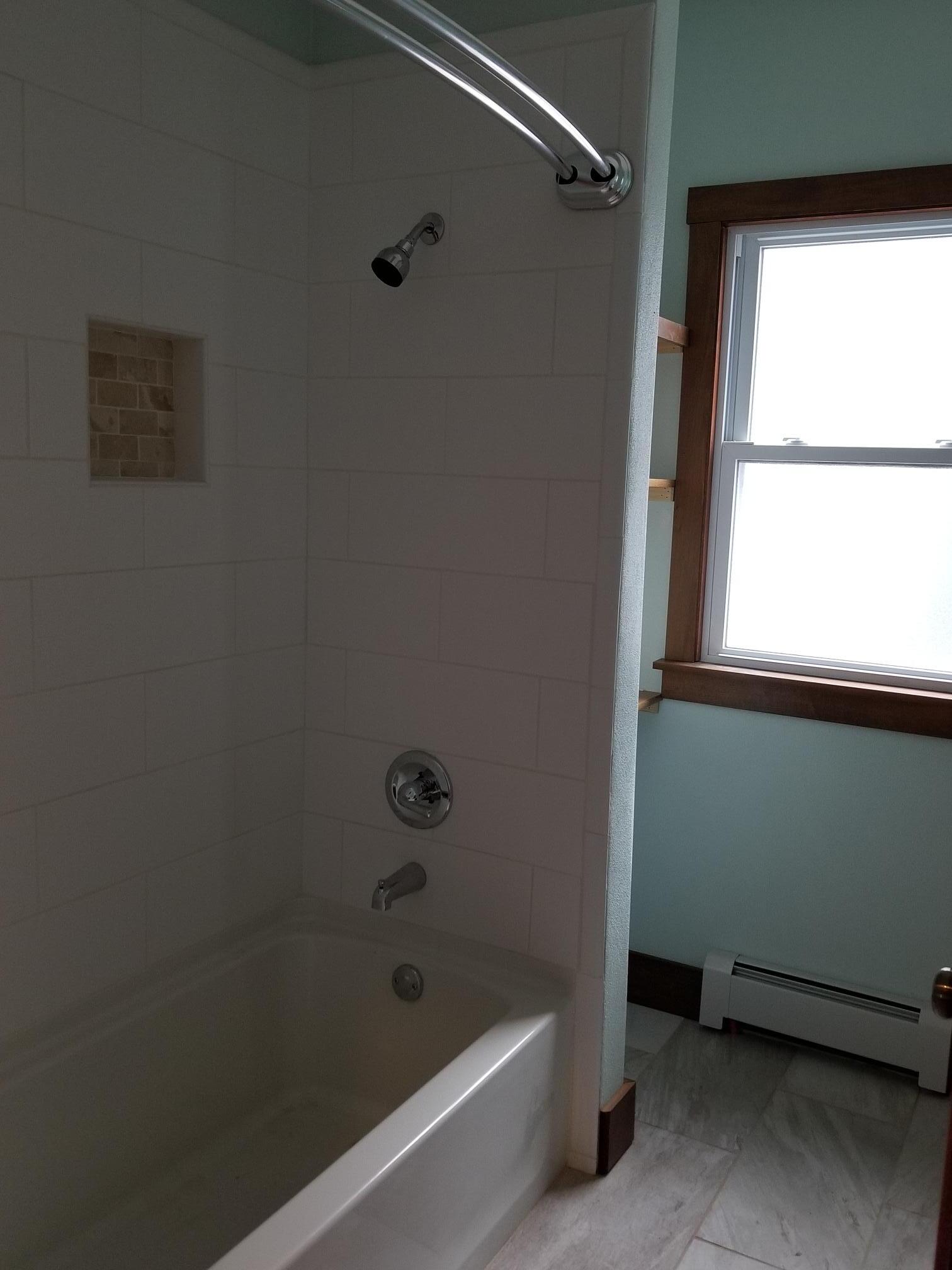 Shower/tub in main bath - 2045 E Washington Ave