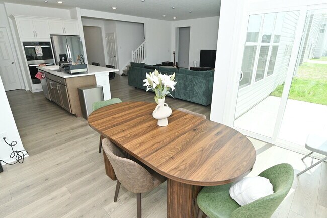 Building Photo - "Spacious 5-Bedroom Retreat with Luxurious Quartz Countertops & Fireplace on Deerberg Drive!"