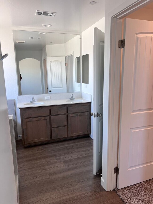 Building Photo - Spacious 4 bedroom house ready to be occupied!