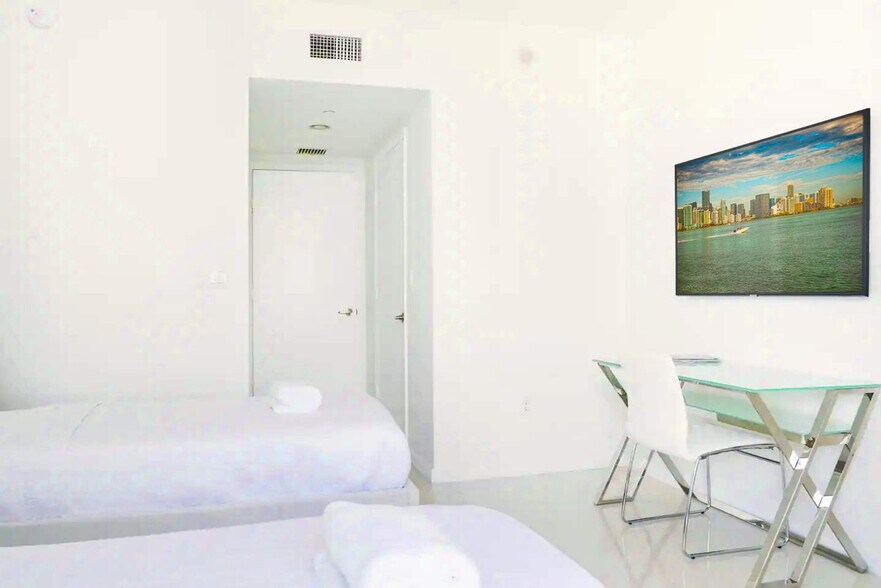 Building Photo - 485 Brickell Ave