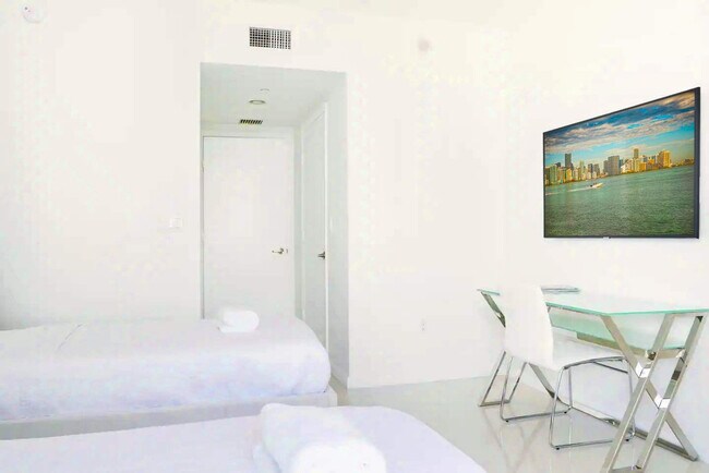 Building Photo - 485 Brickell Ave