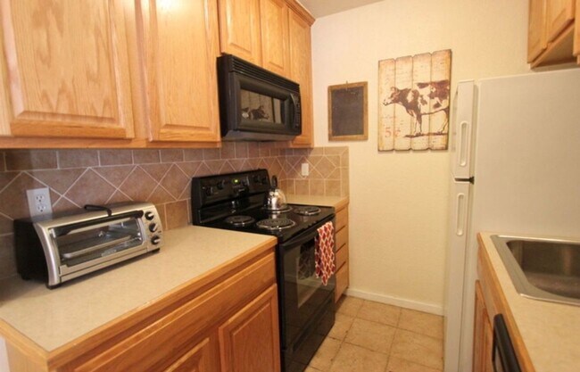 Building Photo - Bright Updated 2-Bed Condo with Vintage Charm Near Wash Park & Cherry Creek
