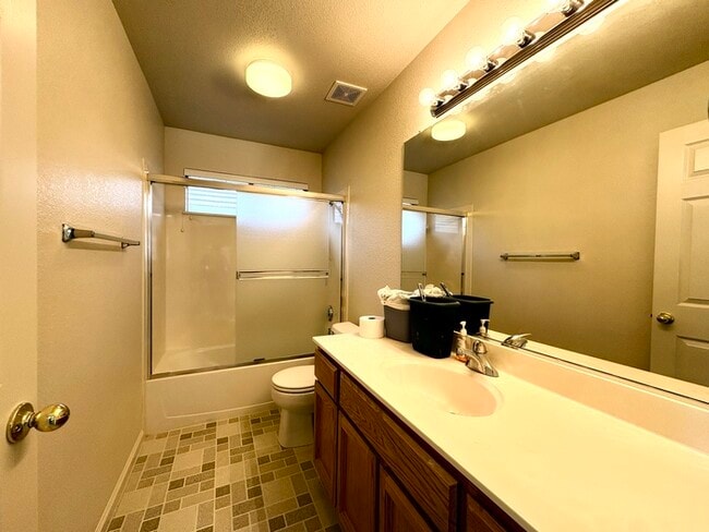 Building Photo - Beautiful 3 Bedroom 2 Bathroom Single Stor...