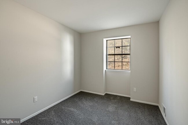 Building Photo - 233 Holly Dr