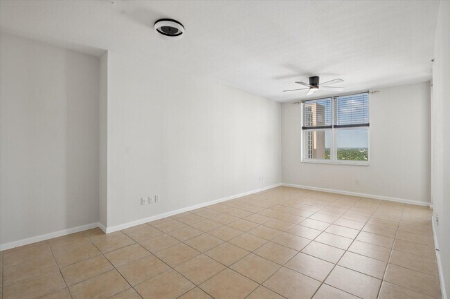 Building Photo - 511 SE 5 Ave