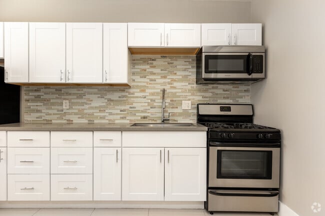 2933 W 8th St - 8th Street Apartments