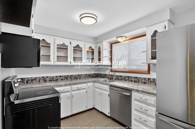 Building Photo - Updated Three Bedroom Home in Oregon City!