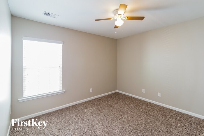 Building Photo - 772 Redbud Ln