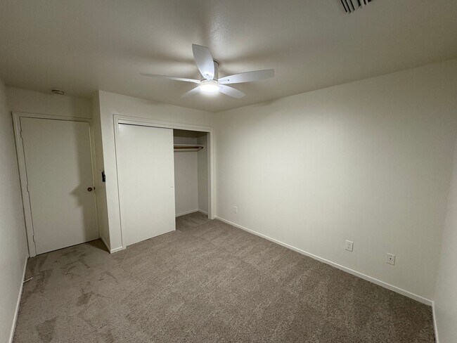 Building Photo - SW Visalia Home Available Now!