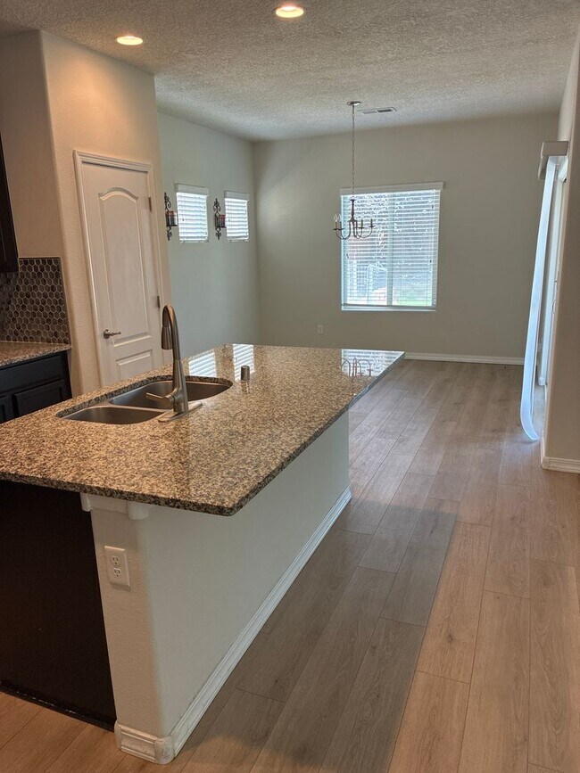 Building Photo - 2217 Violeta Cir SE