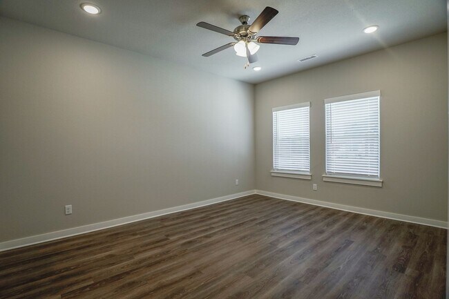 Building Photo - 4 bedroom 3.5 bath home!