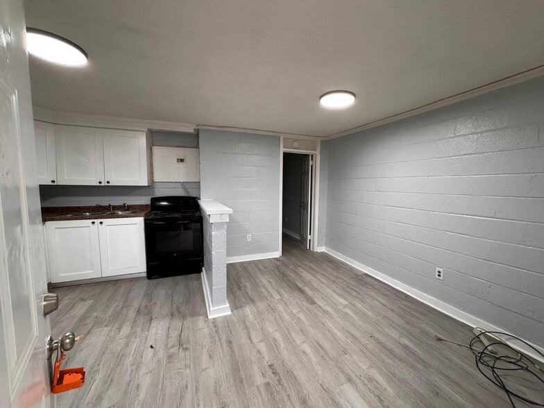 Building Photo - 1302 Dunbar St