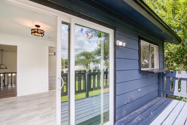 Building Photo - 402 Tresvant Dr