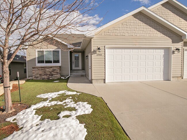 Building Photo - 1745 Golf Dr